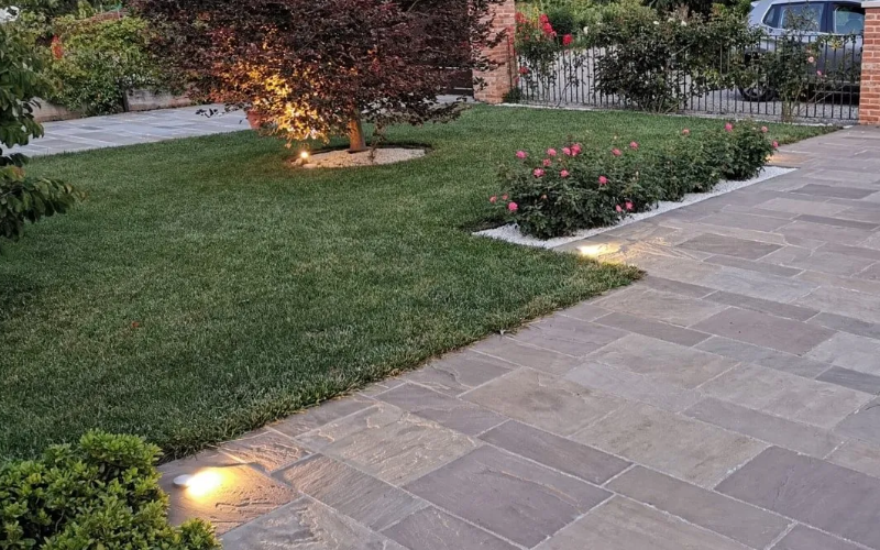 Bullard Bollards. Nicea 110-277V 4f.