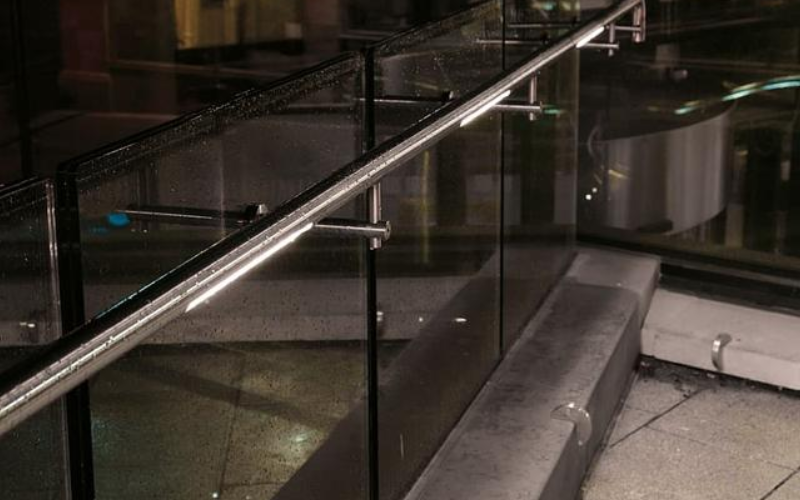 Bullard Bollards. BB-001108.BGXO-GH. Corrimano linear Integrated Hand Rails.