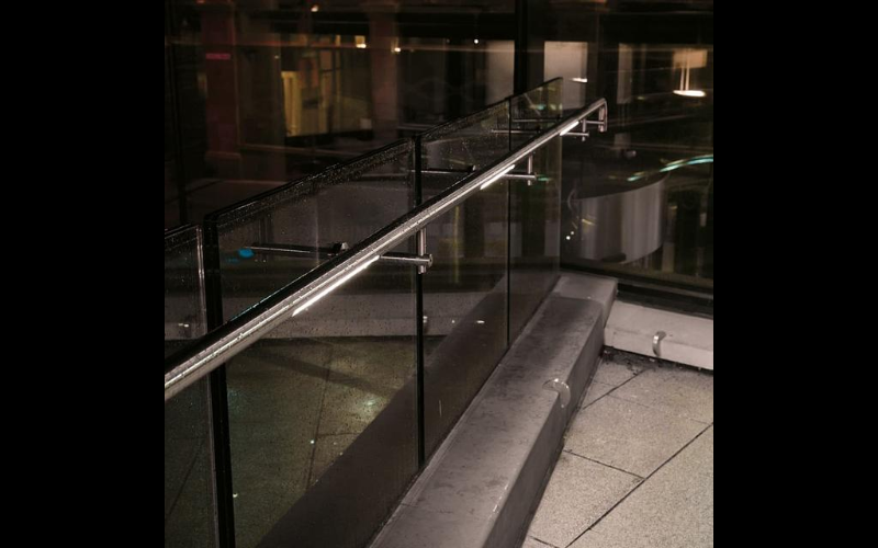 Bullard Bollards. BB-001108.BGXO-GH. Corrimano linear Integrated Hand Rails.