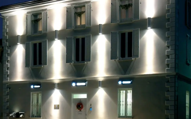 Bullard Bollards. GH1952. ATIA 2 LIGHT 10° BEAM OUTDOOR WALL.