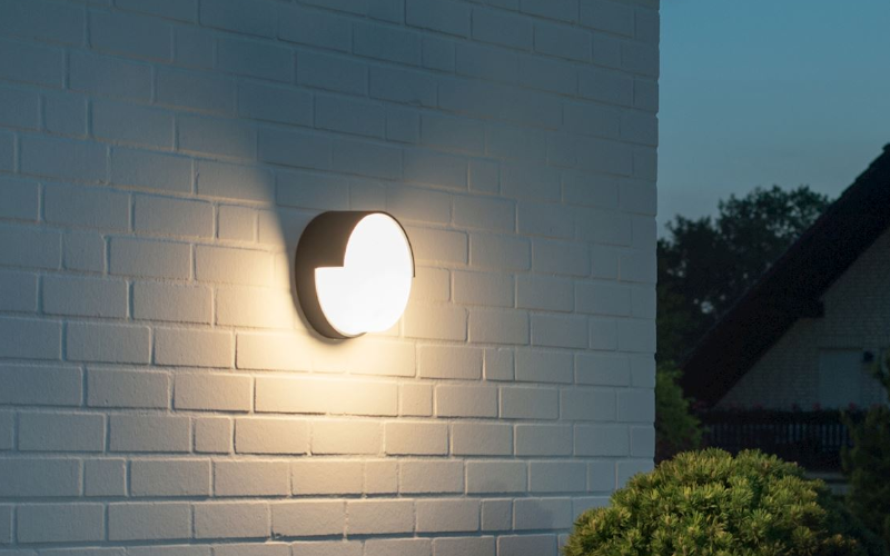 Bega US. 33 507. Impact-resistant wall luminaire Partially shielded.