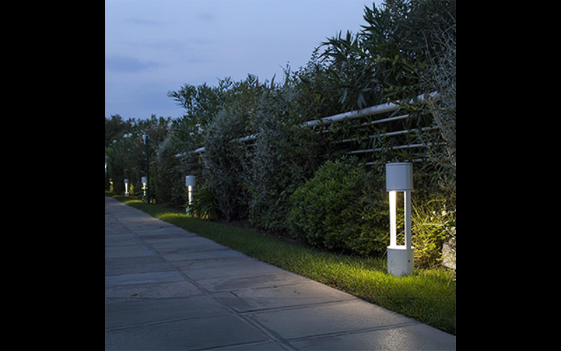 Designplan. Mok Mini Bollard 280, 360° Emission, Ø4.3'' x 11.0'', 5.5W, 350 lm, IP65, IP68.