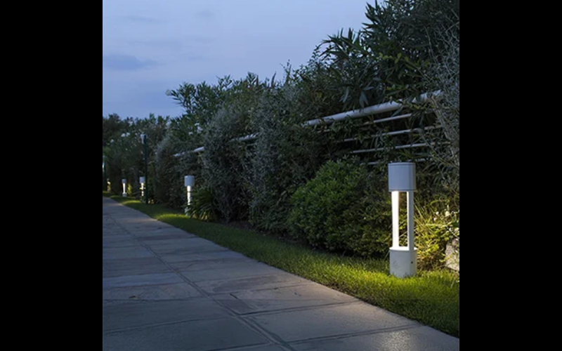 Designplan. MOK Bollard 580, 360° Emission, Ø6.6'' x 23.0'', 11W, 898 lm, IP65, IP68.