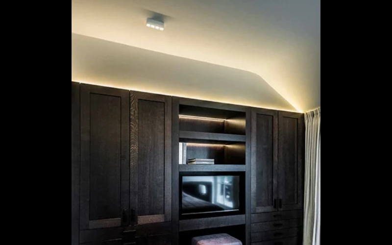 Designplan. Pixl 4 Ceiling Mounted Linear LED Downlight, 6.5'' x 1.6'', 8W, 1057 lm, IP20.