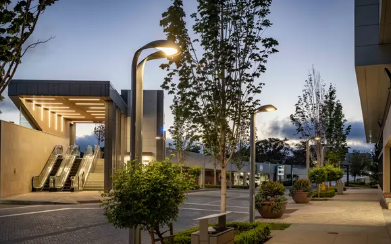 Landscape Forms. GL. Hi-Glo Area Light.