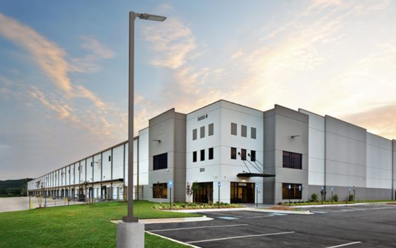 Lithonia Lighting. EAX2. Contractor Select LED Area Luminaire.