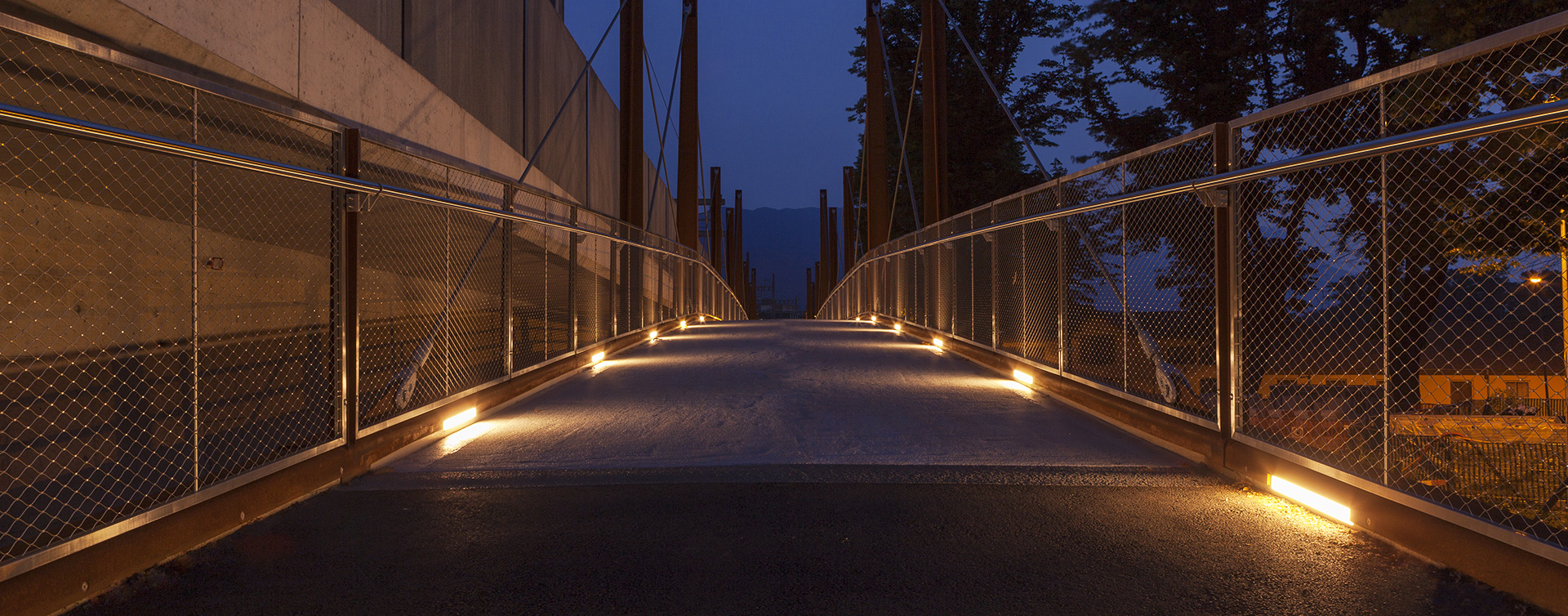 B Light SALEGGI FOOTBRIDGE