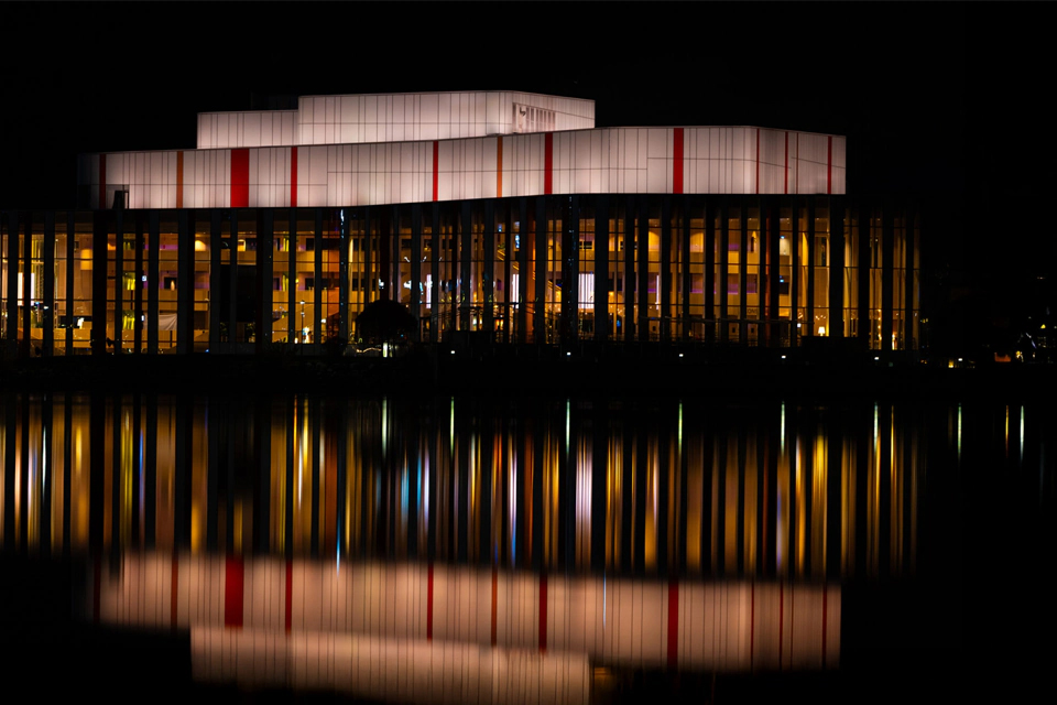 Color Kinetics A Living Facade