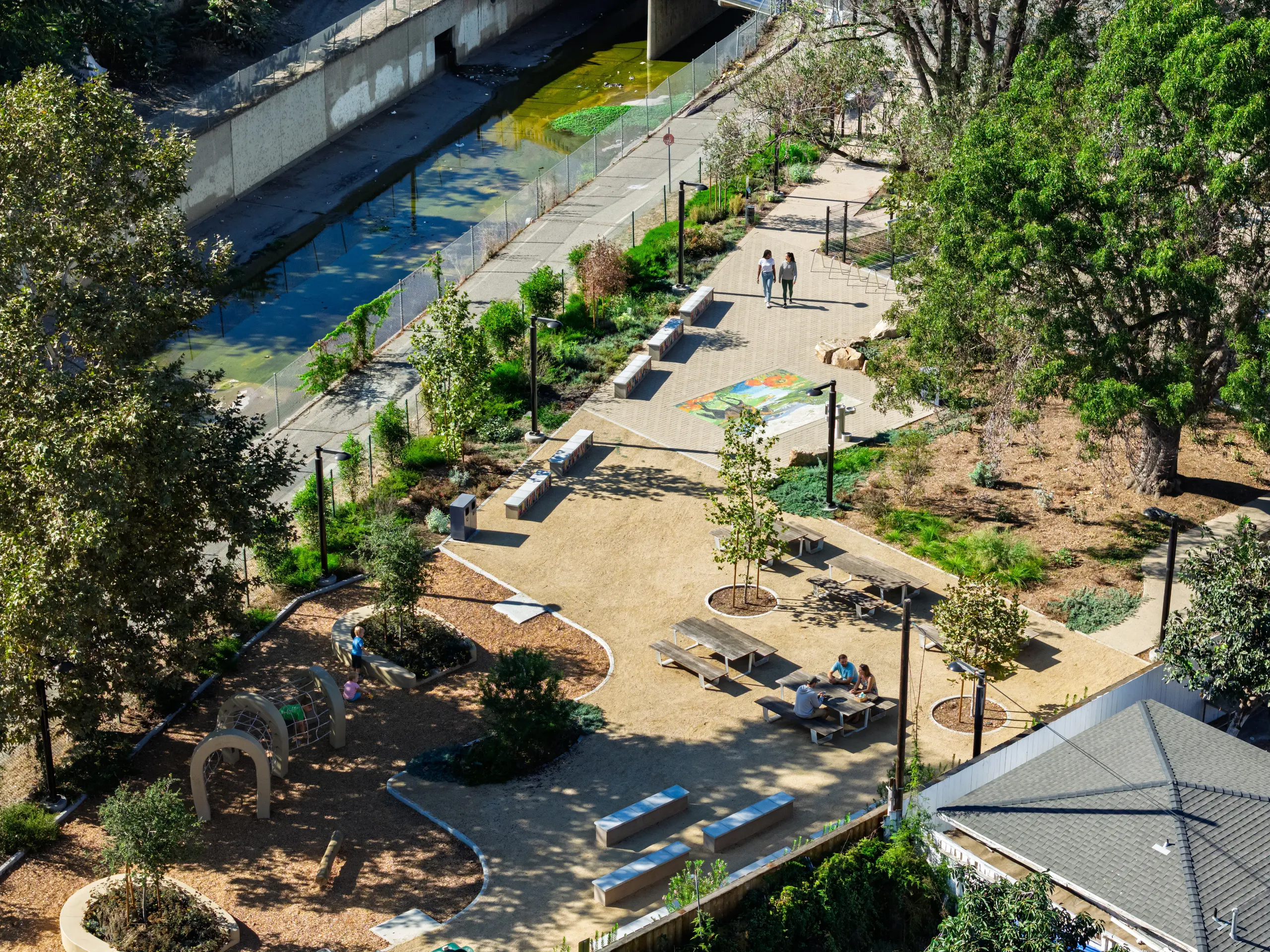 Landscape Forms Alondra Gateway Park