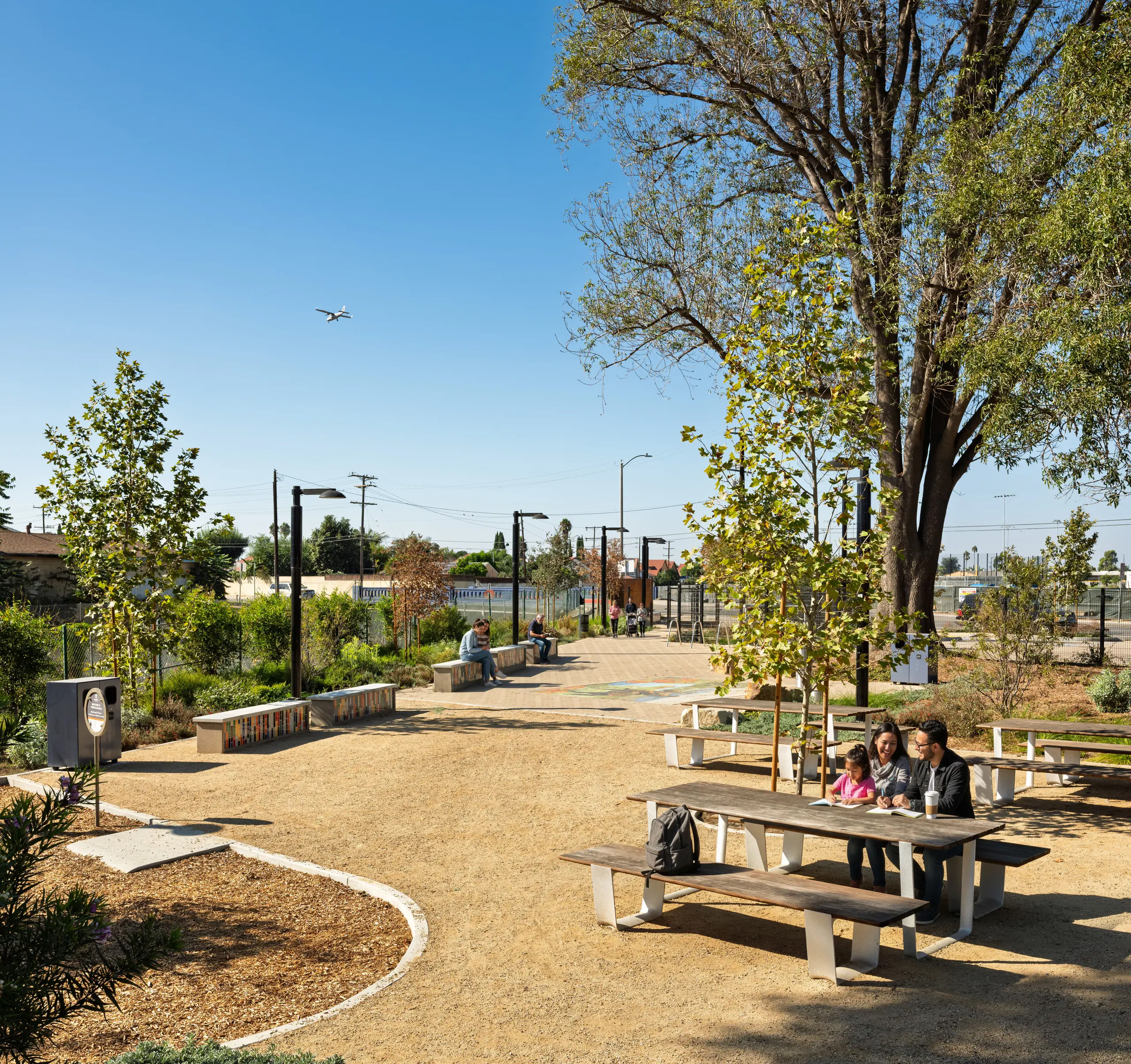Landscape Forms Alondra Gateway Park