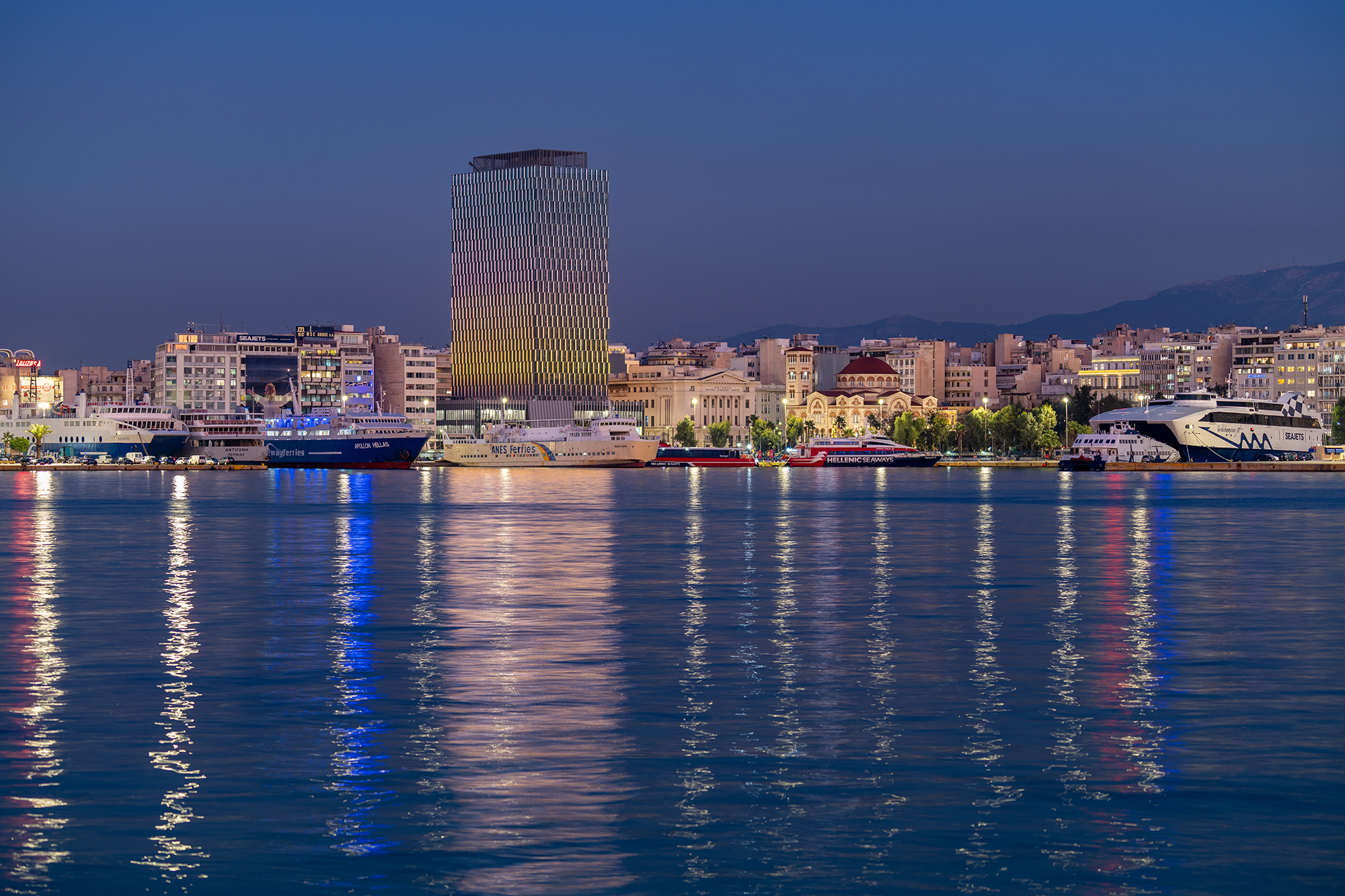 Traxon e:cue The Piraeus Tower